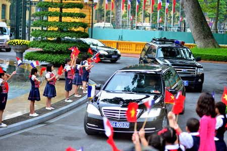 Đoàn xe chở Tổng thống Pháp Francois Hollande tiến vào Phủ Chủ tịch. Rạng sáng nay 6-9, Tổng thống Cộng hòa Pháp Francois Hollande đã đến Hà Nội, bắt đầu chuyến thăm cấp Nhà nước tới Việt Nam theo lời mời của Chủ tịch nước Trần Đại Quang.
